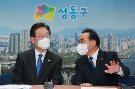 박홍근 원내대표와 대화하는 이재명 대표      (서울=연합뉴스) 이정훈 기자 = 더불어민주당 이재명 대표와 박홍근 원내대표가 30일 오전 서울 성동구청 스마트도시 종합 운영센터를 찾아 대화하고 있다. 2022.11.30 [공동취재]      uwg806@yna.co.kr  (끝)